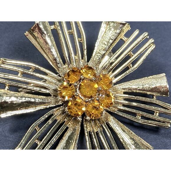 Vintage Mid-Century Gold Tone Floral Starburst Brooch & Clip On Earrings - Picture 6 of 16
